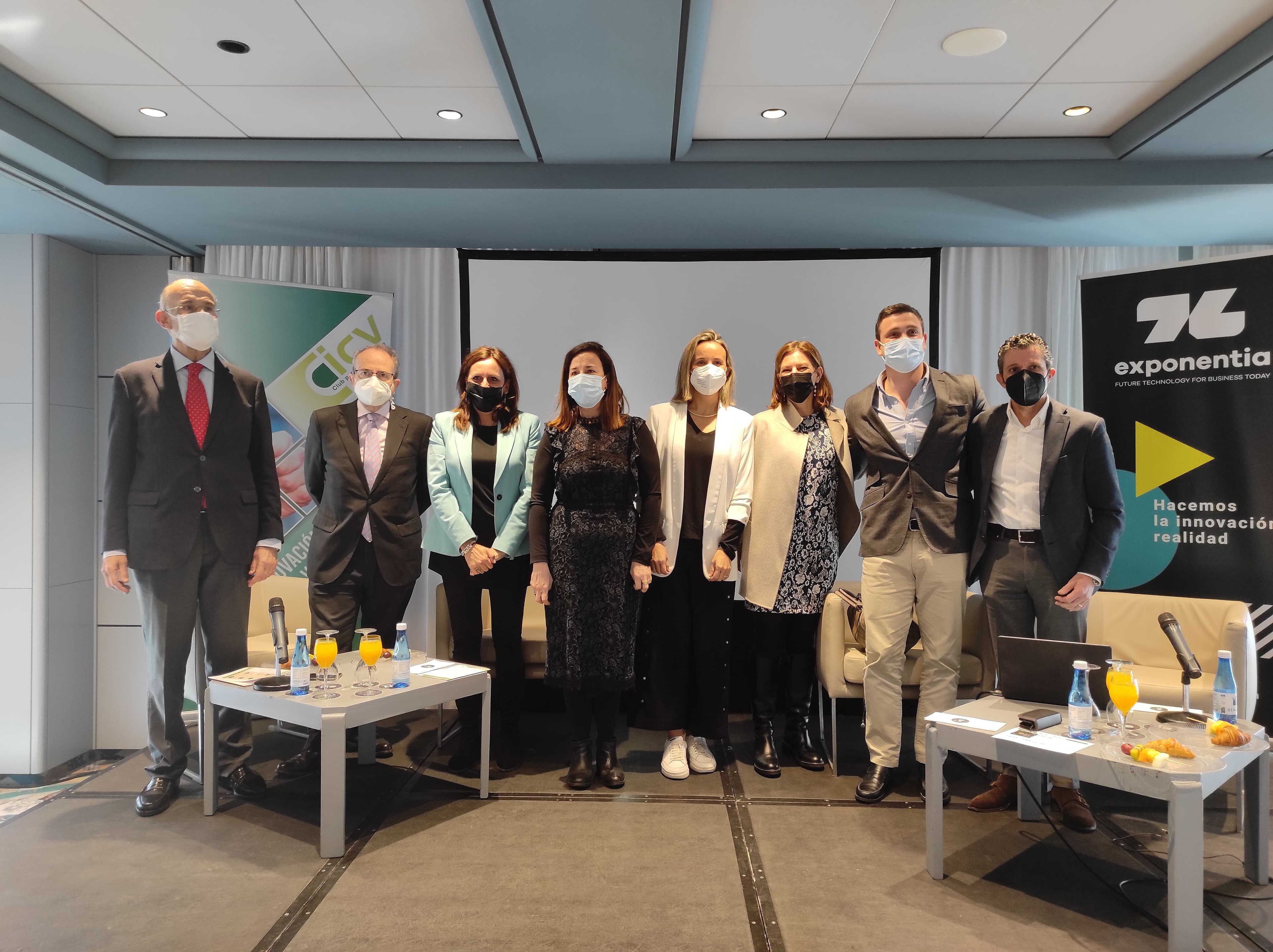 Juan García Sánchez entre los miembros del CICV.