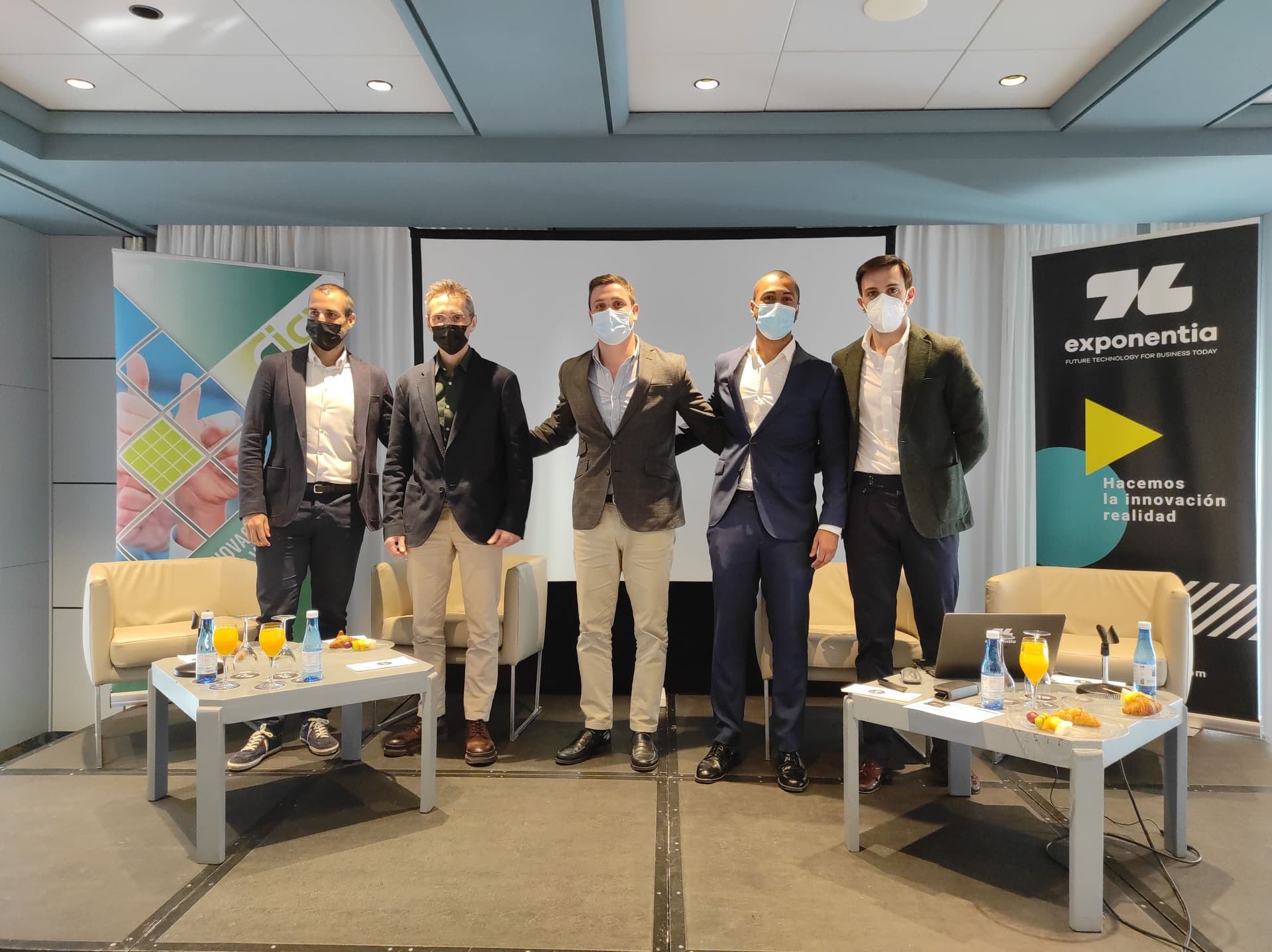 Miembros del equipo de Exponentia en el evento.