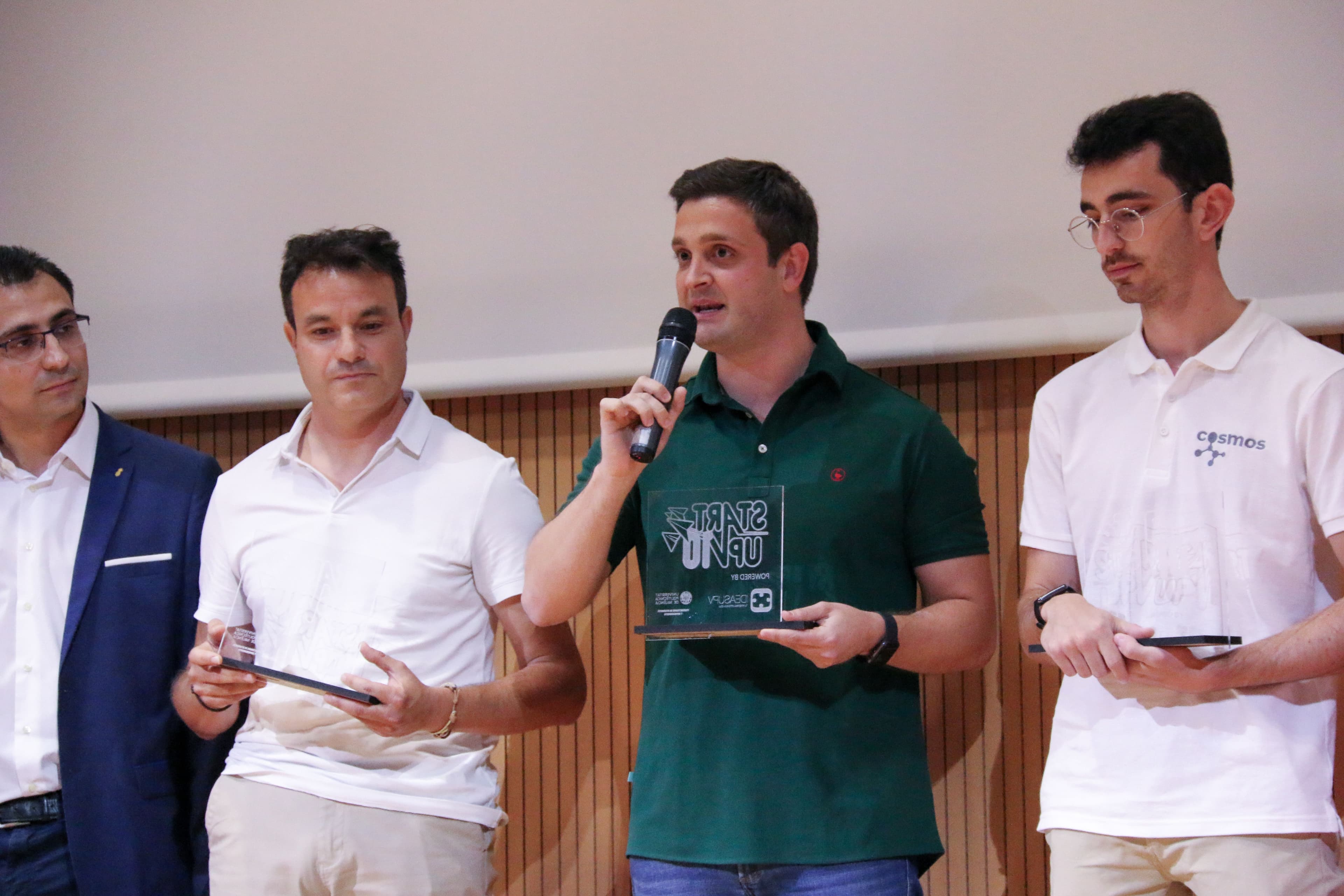 Juan García Sánchez con el reconocimiento de StartUPV